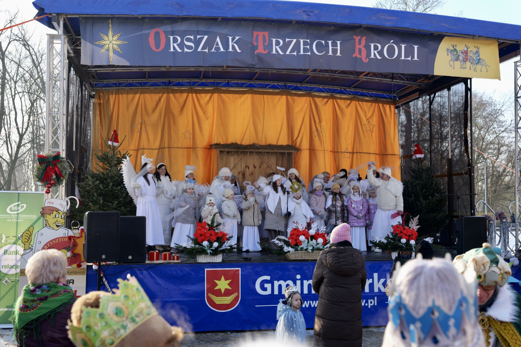 Polonez przy kolędzie i żywa szopka – tak świętowano Trzech Króli w Żerkowie
