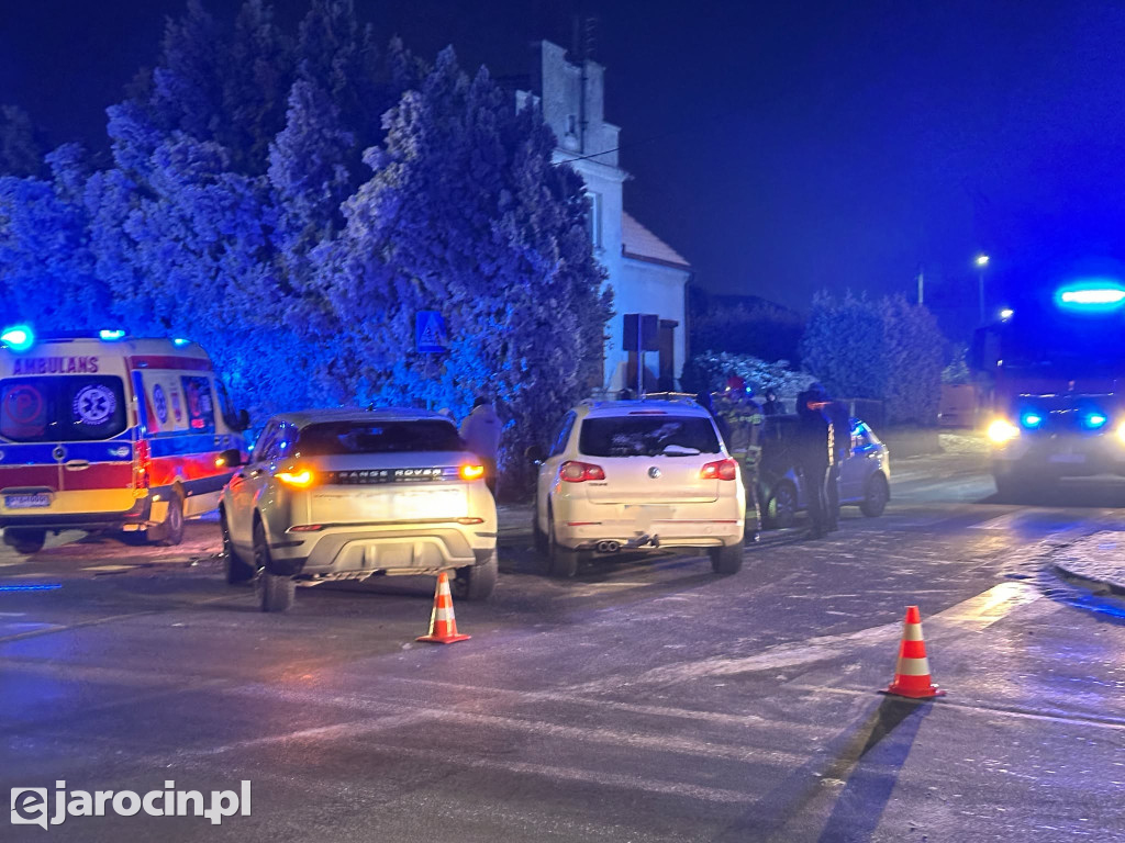Kolizja trzech samochodów na skrzyżowaniu Bema i Skłodowskiej w Jarocinie