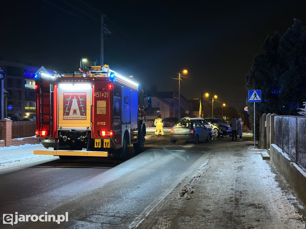 Kolizja trzech samochodów na skrzyżowaniu Bema i Skłodowskiej w Jarocinie