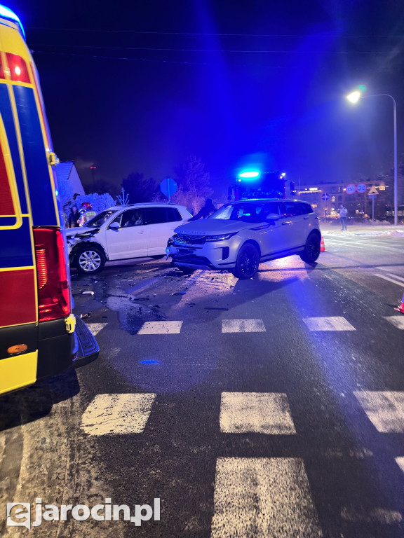Kolizja trzech samochodów na skrzyżowaniu Bema i Skłodowskiej w Jarocinie