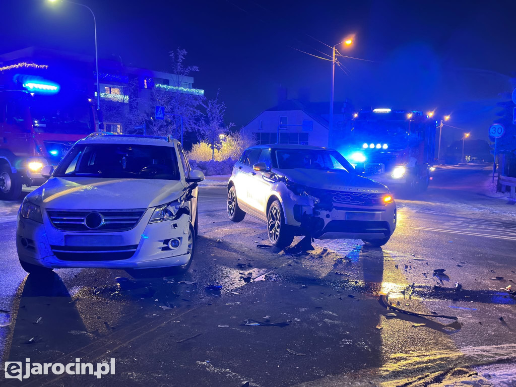 Kolizja trzech samochodów na skrzyżowaniu Bema i Skłodowskiej w Jarocinie