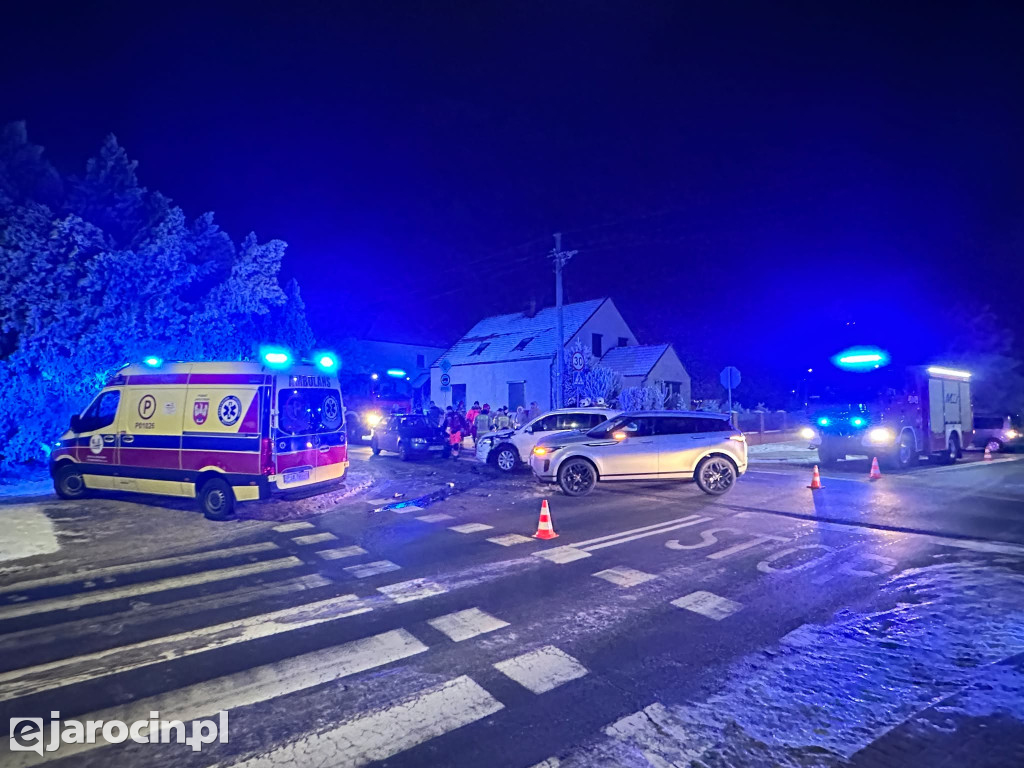 Kolizja trzech samochodów na skrzyżowaniu Bema i Skłodowskiej w Jarocinie