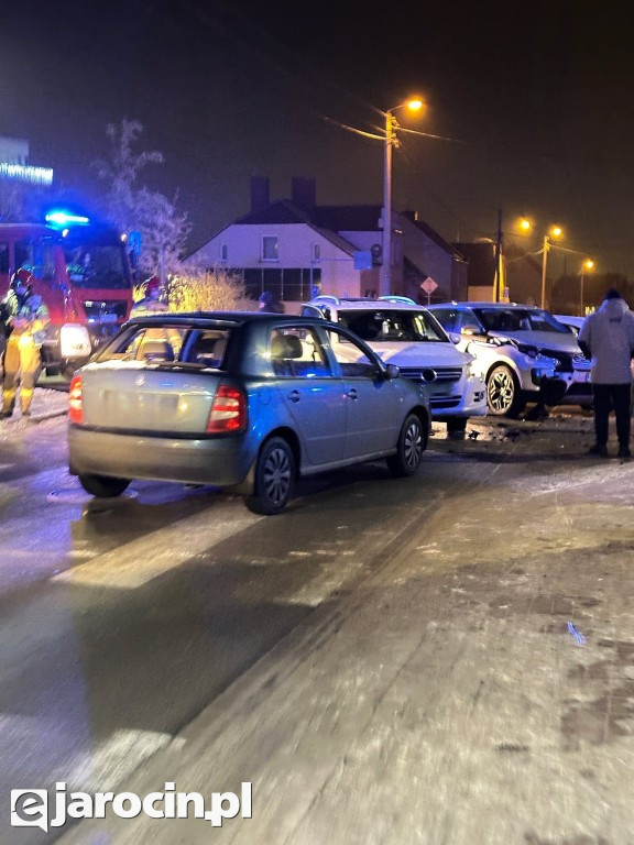 Kolizja trzech samochodów na skrzyżowaniu Bema i Skłodowskiej w Jarocinie
