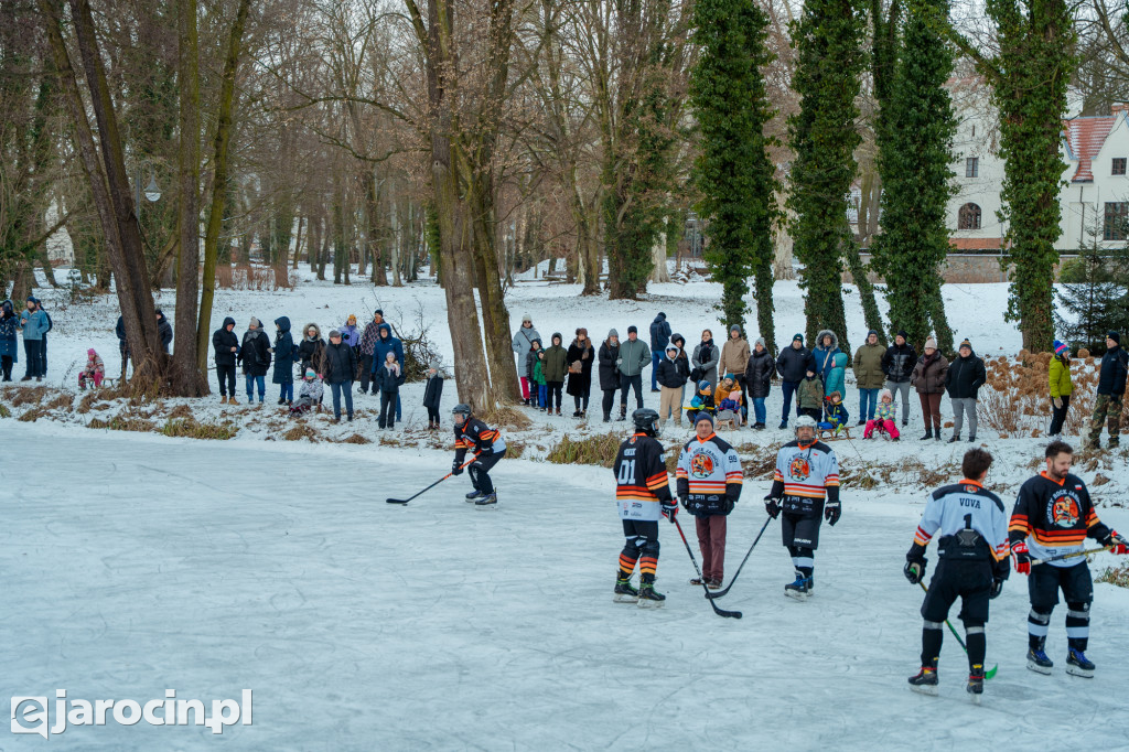 Pond hockej na stawie w Parku Radolińskich