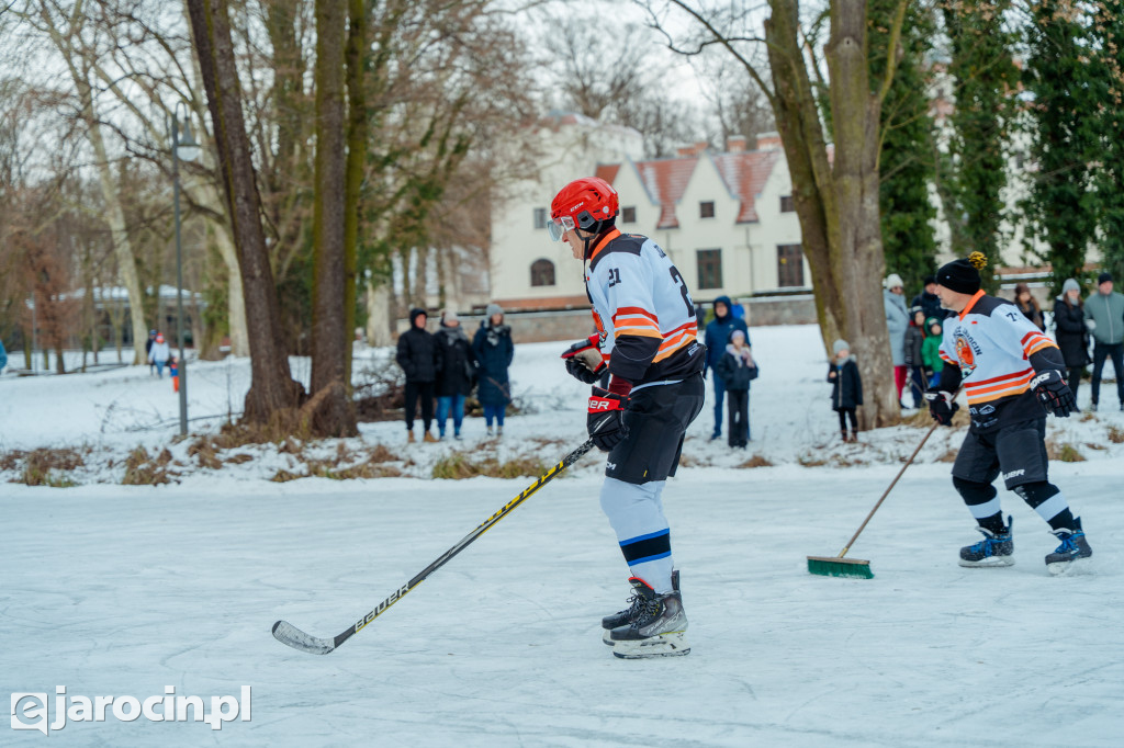 Pond hockej na stawie w Parku Radolińskich