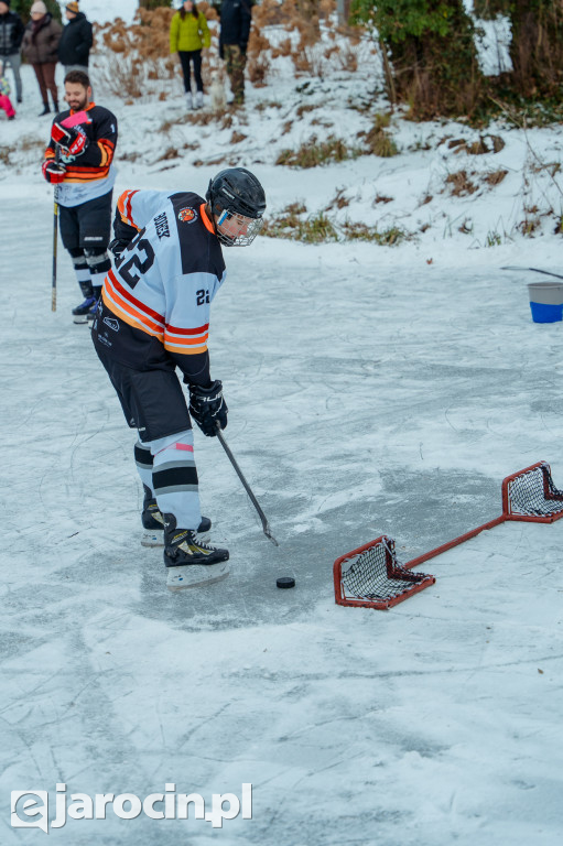 Pond hockej na stawie w Parku Radolińskich