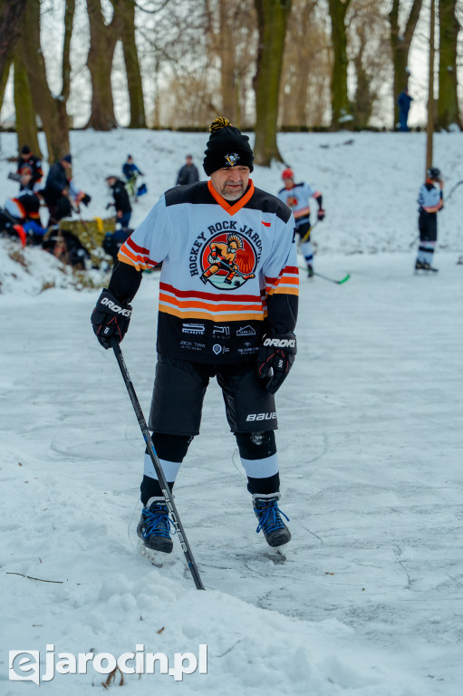 Pond hockej na stawie w Parku Radolińskich