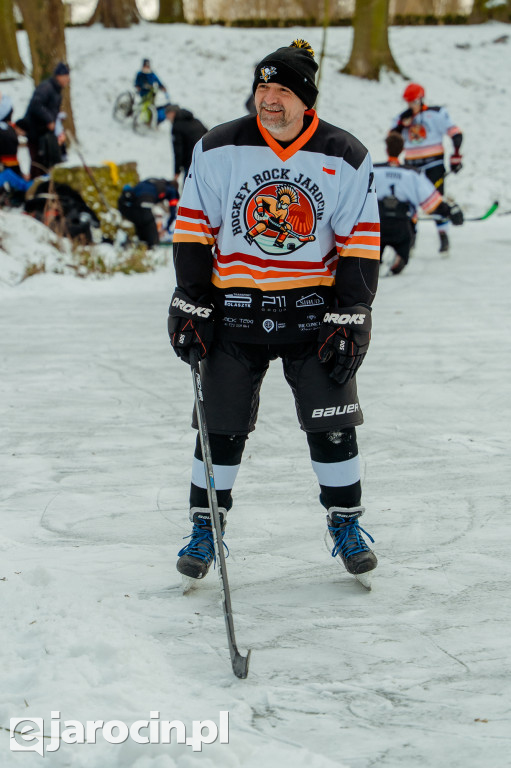 Pond hockej na stawie w Parku Radolińskich