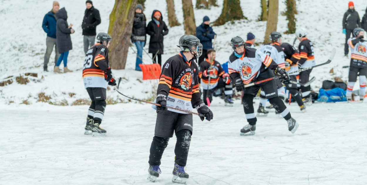 Pond hockej na stawie w Parku Radolińskich