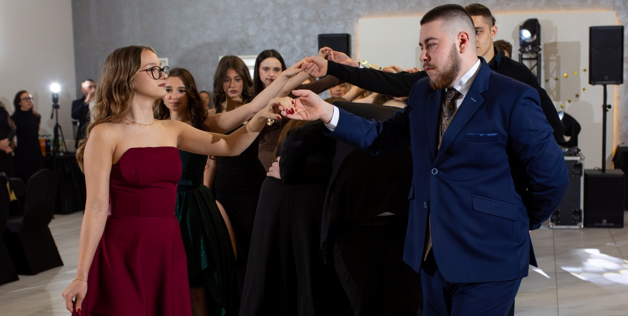 Studniówka 2025 maturzystów Akademii Dobrej Edukacji w Jarocinie