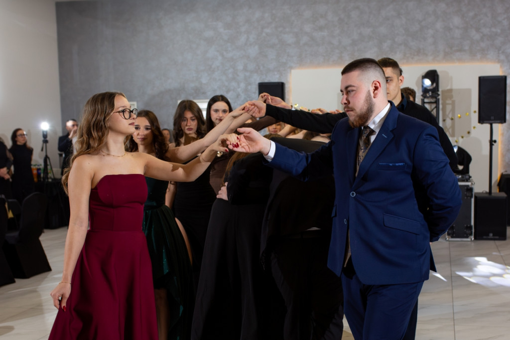 Studniówka 2025 maturzystów Akademii Dobrej Edukacji w Jarocinie