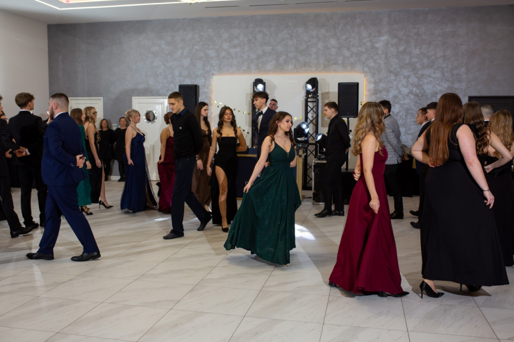 Studniówka 2025 maturzystów Akademii Dobrej Edukacji w Jarocinie