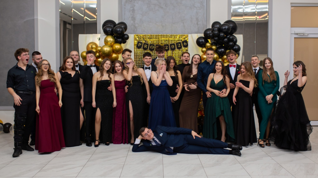 Studniówka 2025 maturzystów Akademii Dobrej Edukacji w Jarocinie