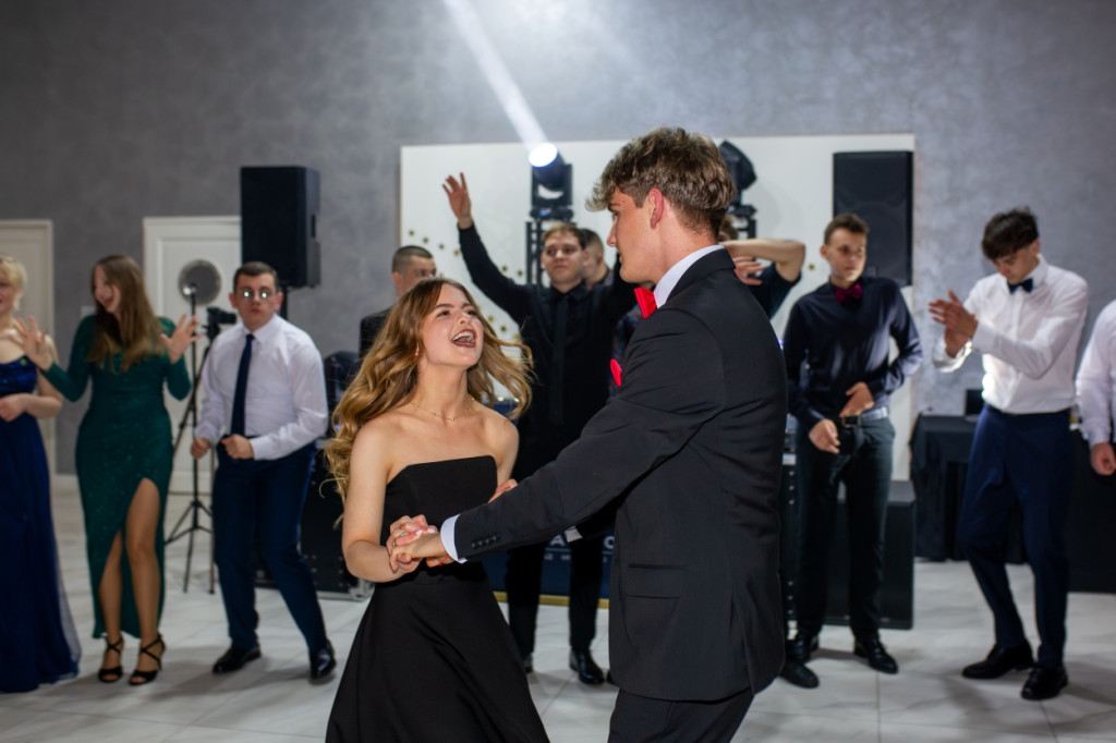 Studniówka 2025 maturzystów Akademii Dobrej Edukacji w Jarocinie