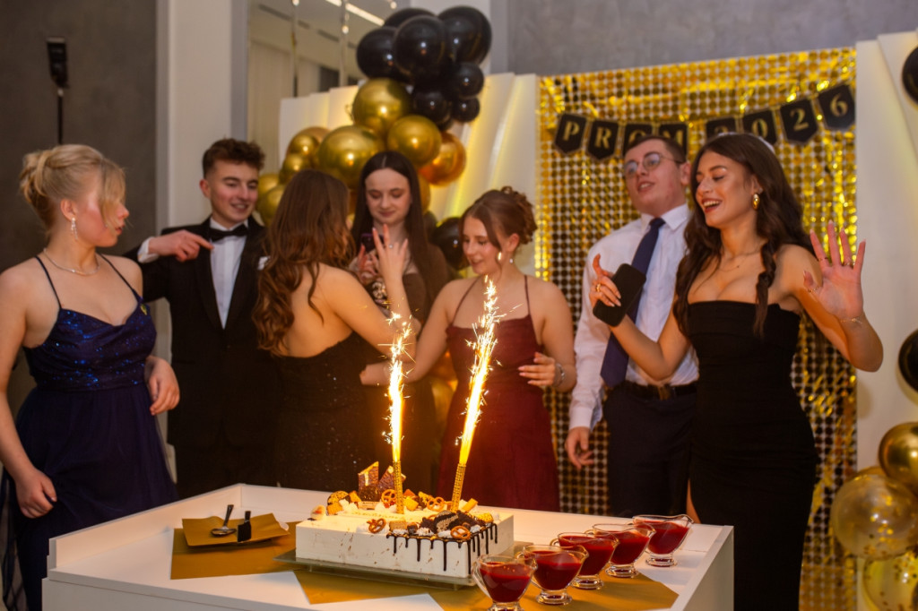 Studniówka 2025 maturzystów Akademii Dobrej Edukacji w Jarocinie