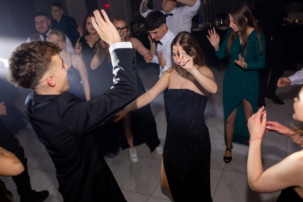 Studniówka 2025 maturzystów Akademii Dobrej Edukacji w Jarocinie