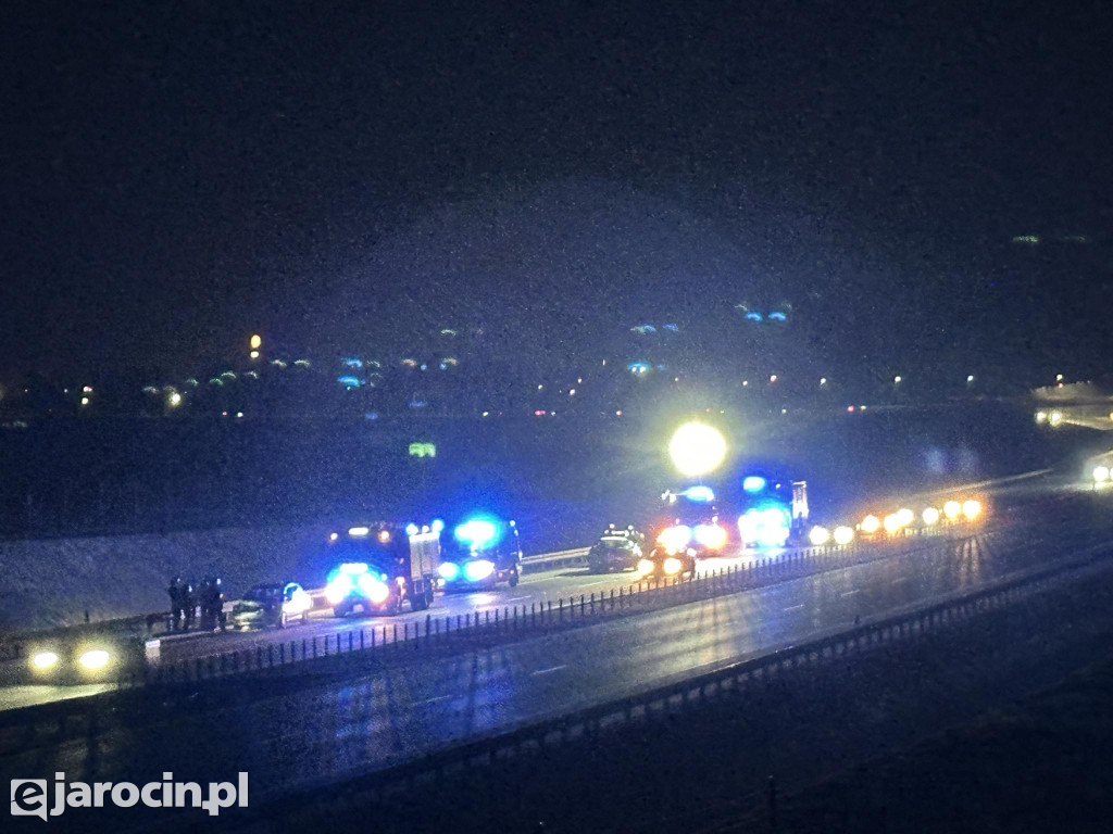 Obwodnica Jarocina w kierunku Poznania: kolizja dwóch aut, na miejscu wszystkie służby