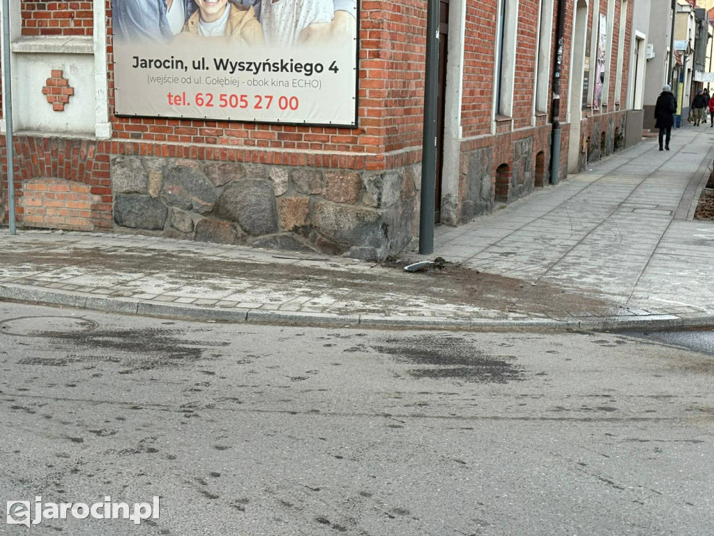 Nietrzeźwy kierowca uderzył w budynek w centrum Jarocina