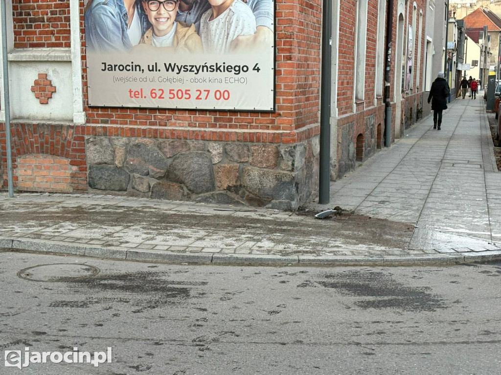 Nietrzeźwy kierowca uderzył w budynek w centrum Jarocina