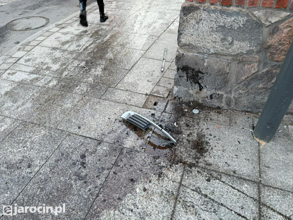 Nietrzeźwy kierowca uderzył w budynek w centrum Jarocina