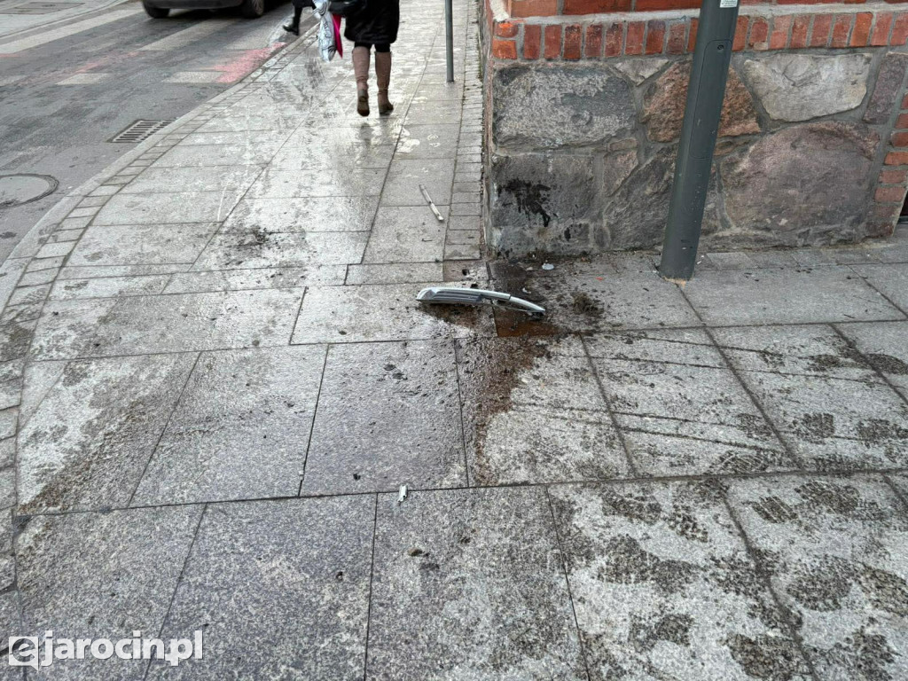 Nietrzeźwy kierowca uderzył w budynek w centrum Jarocina