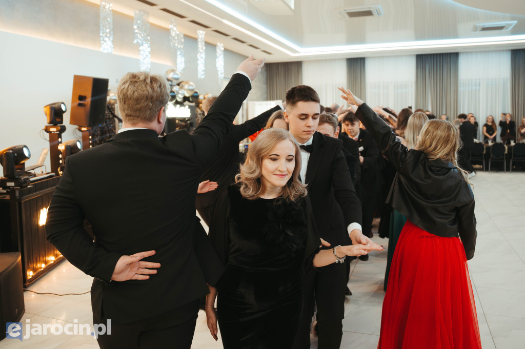 Studniówka 2025 maturzystów ZSP-B Tarce