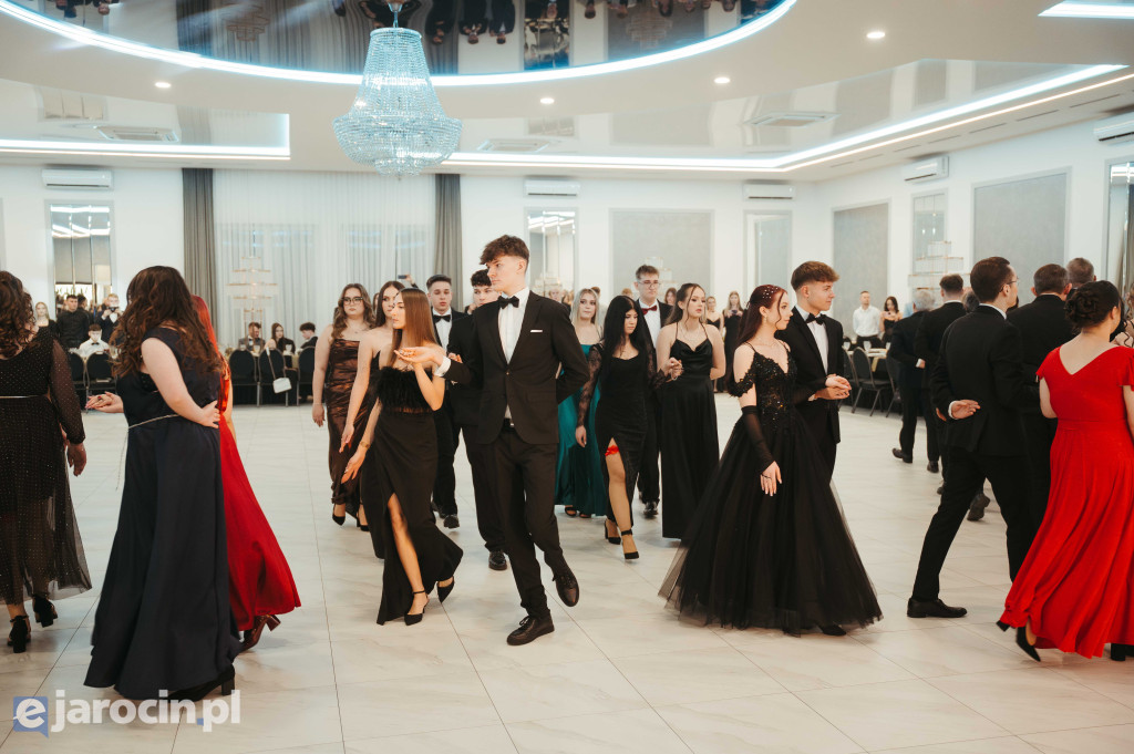 Studniówka 2025 maturzystów ZSP-B Tarce