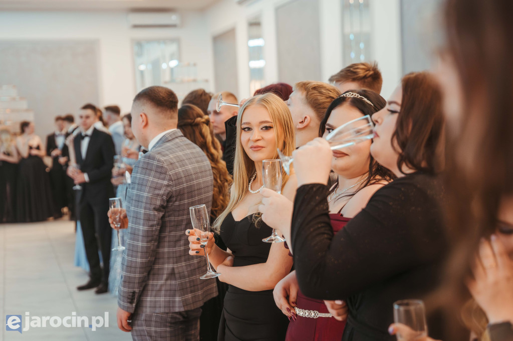 Studniówka 2025 maturzystów ZSP-B Tarce