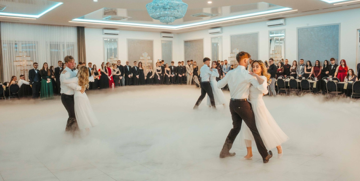 Studniówka 2025 maturzystów ZSP-B Tarce