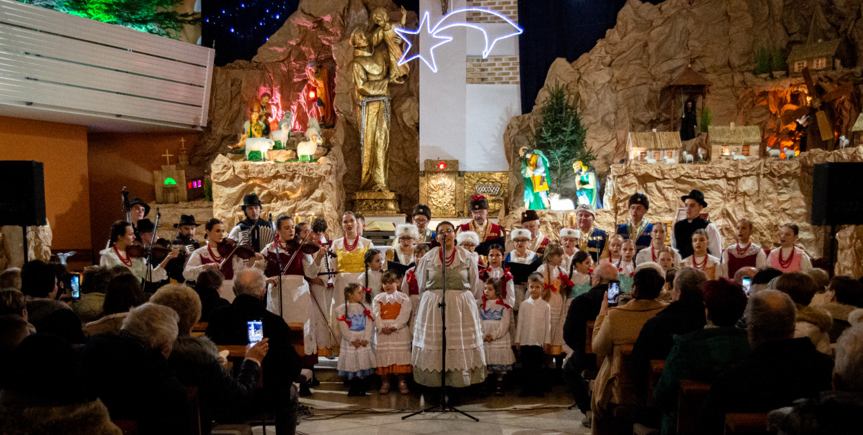 Zespół Folklorystyczny Snutki z kolędami u Franciszkanów