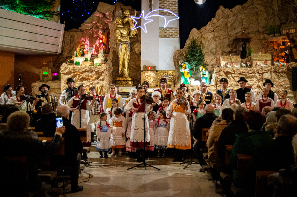 Zespół Folklorystyczny Snutki z kolędami u Franciszkanów