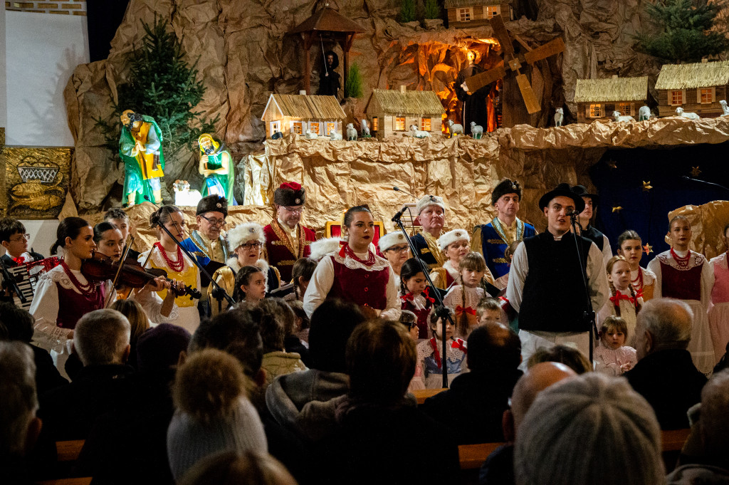 Zespół Folklorystyczny Snutki z kolędami u Franciszkanów