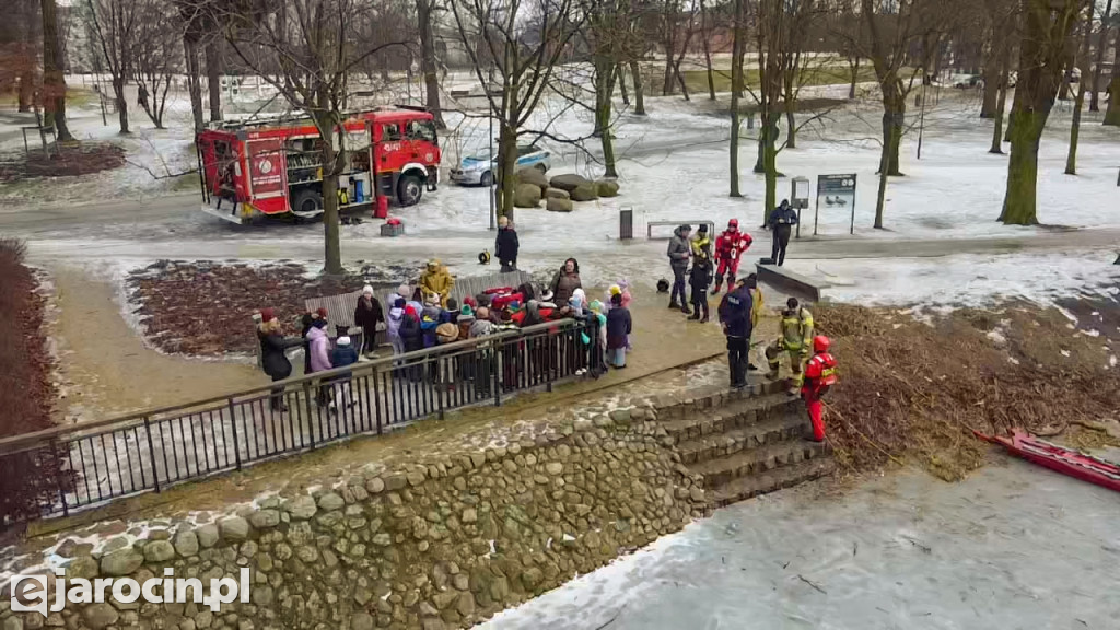 Policjanci i strażacy pokazali, jak niebezpieczny jest lód