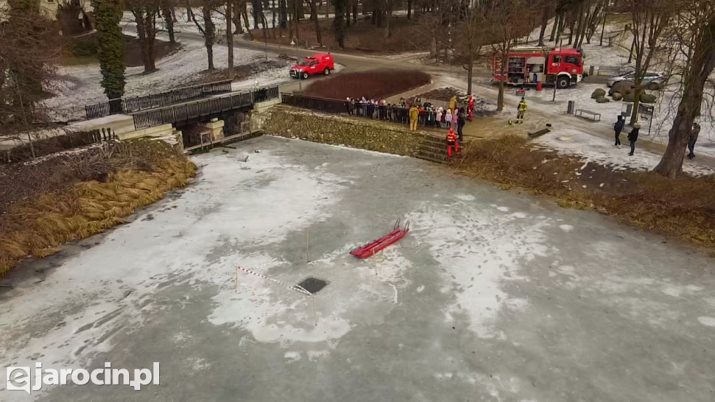 Policjanci i strażacy pokazali, jak niebezpieczny jest lód