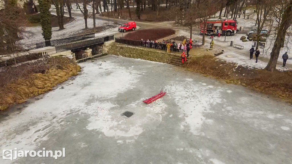 Policjanci i strażacy pokazali, jak niebezpieczny jest lód