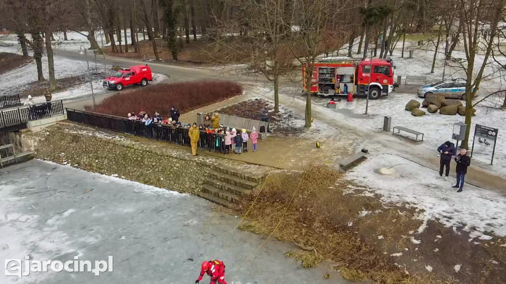 Policjanci i strażacy pokazali, jak niebezpieczny jest lód