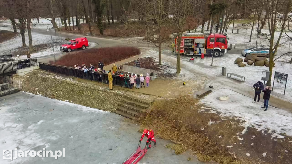 Policjanci i strażacy pokazali, jak niebezpieczny jest lód