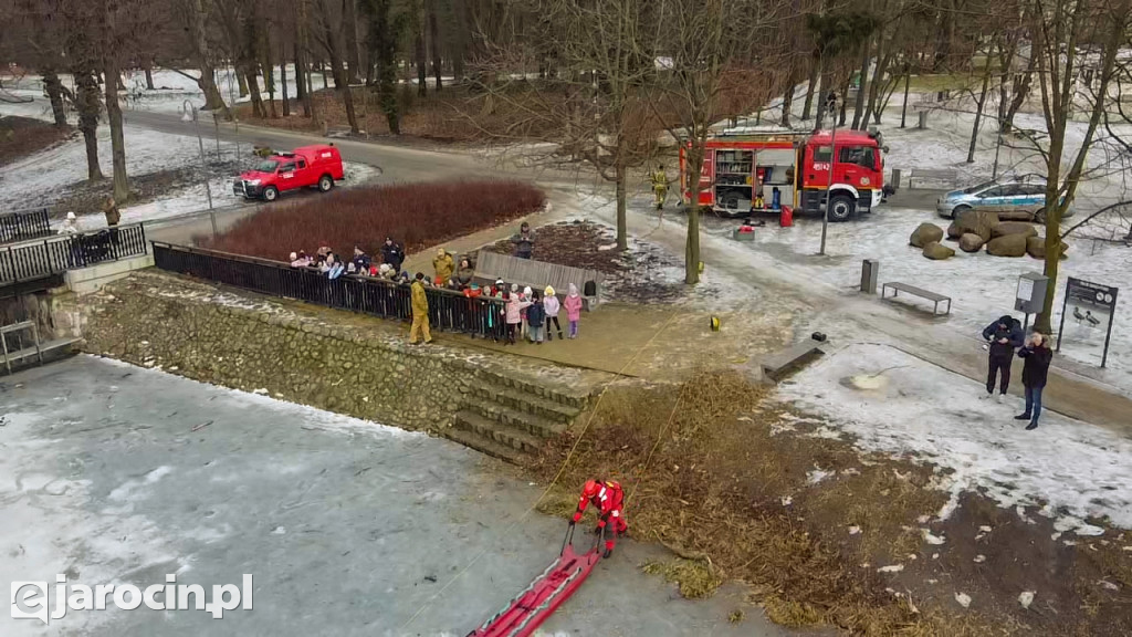 Policjanci i strażacy pokazali, jak niebezpieczny jest lód