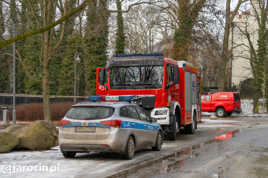 Policjanci i strażacy pokazali, jak niebezpieczny jest lód