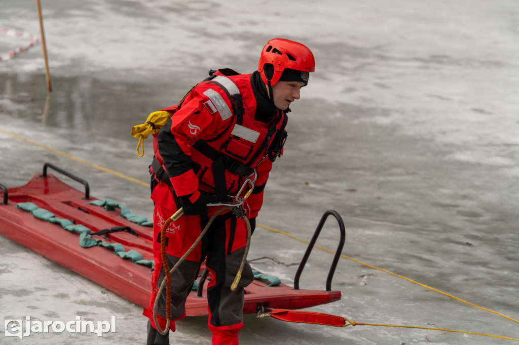 Policjanci i strażacy pokazali, jak niebezpieczny jest lód