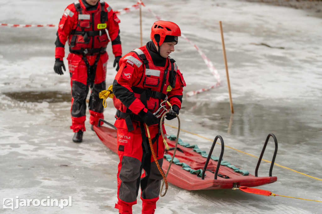 Policjanci i strażacy pokazali, jak niebezpieczny jest lód