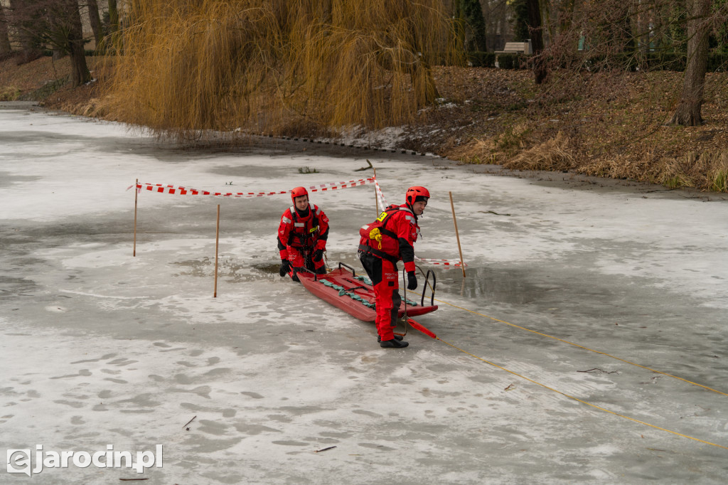Policjanci i strażacy pokazali, jak niebezpieczny jest lód