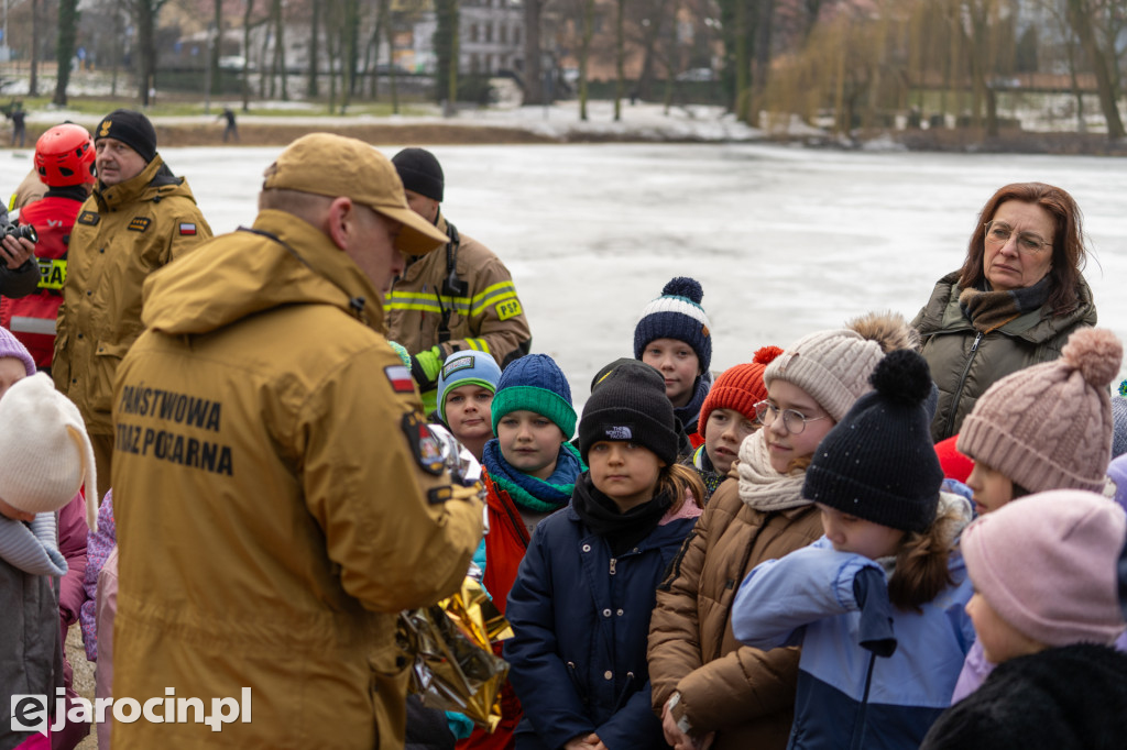 Policjanci i strażacy pokazali, jak niebezpieczny jest lód