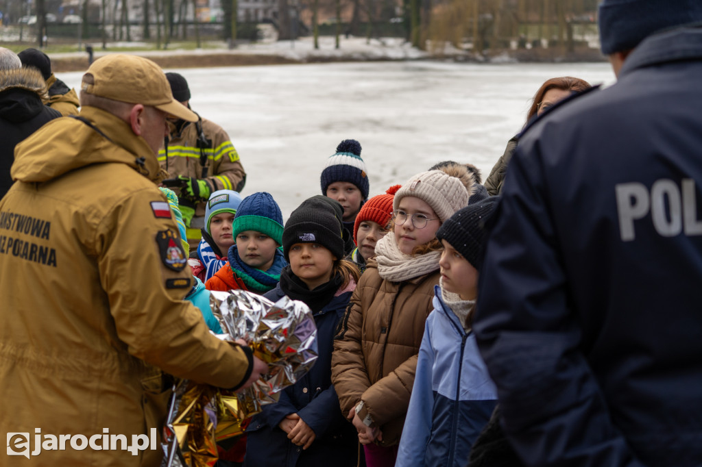 Policjanci i strażacy pokazali, jak niebezpieczny jest lód
