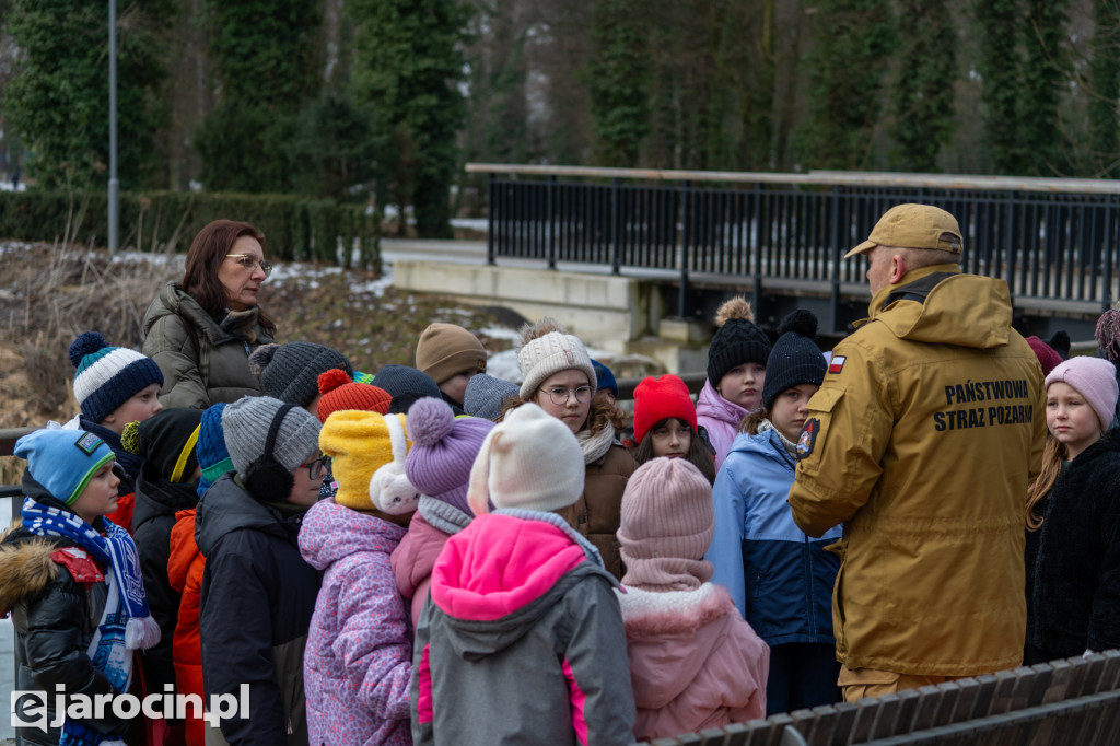 Policjanci i strażacy pokazali, jak niebezpieczny jest lód