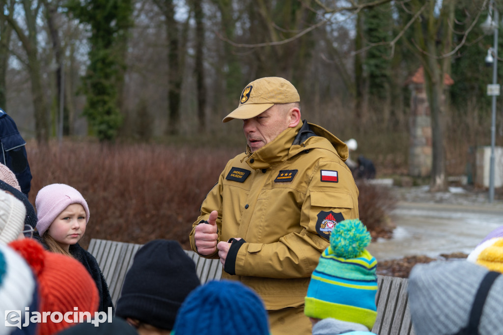 Policjanci i strażacy pokazali, jak niebezpieczny jest lód