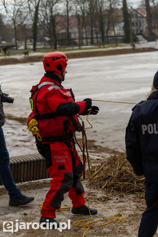 Policjanci i strażacy pokazali, jak niebezpieczny jest lód