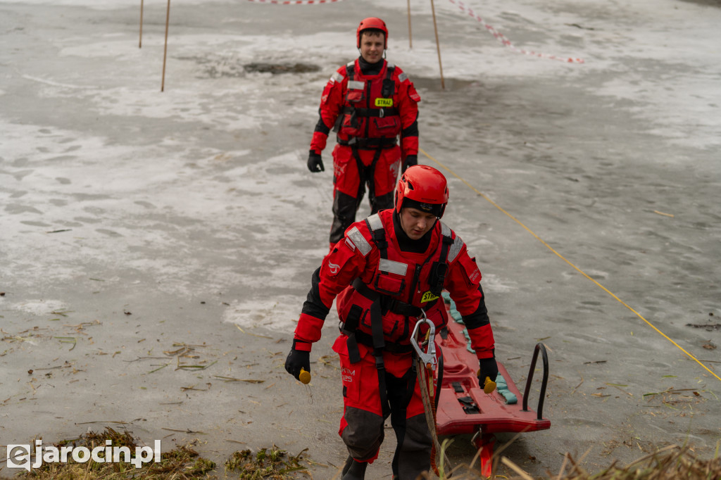 Policjanci i strażacy pokazali, jak niebezpieczny jest lód