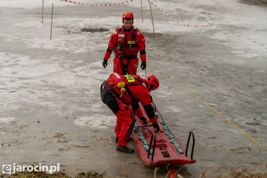 Policjanci i strażacy pokazali, jak niebezpieczny jest lód