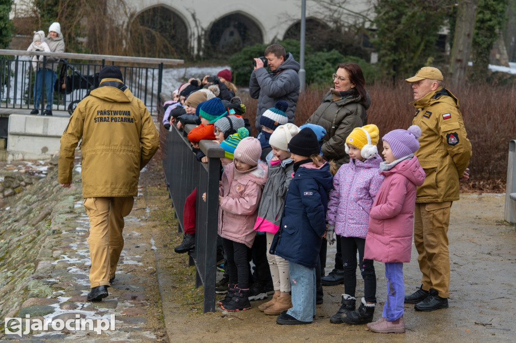 Policjanci i strażacy pokazali, jak niebezpieczny jest lód
